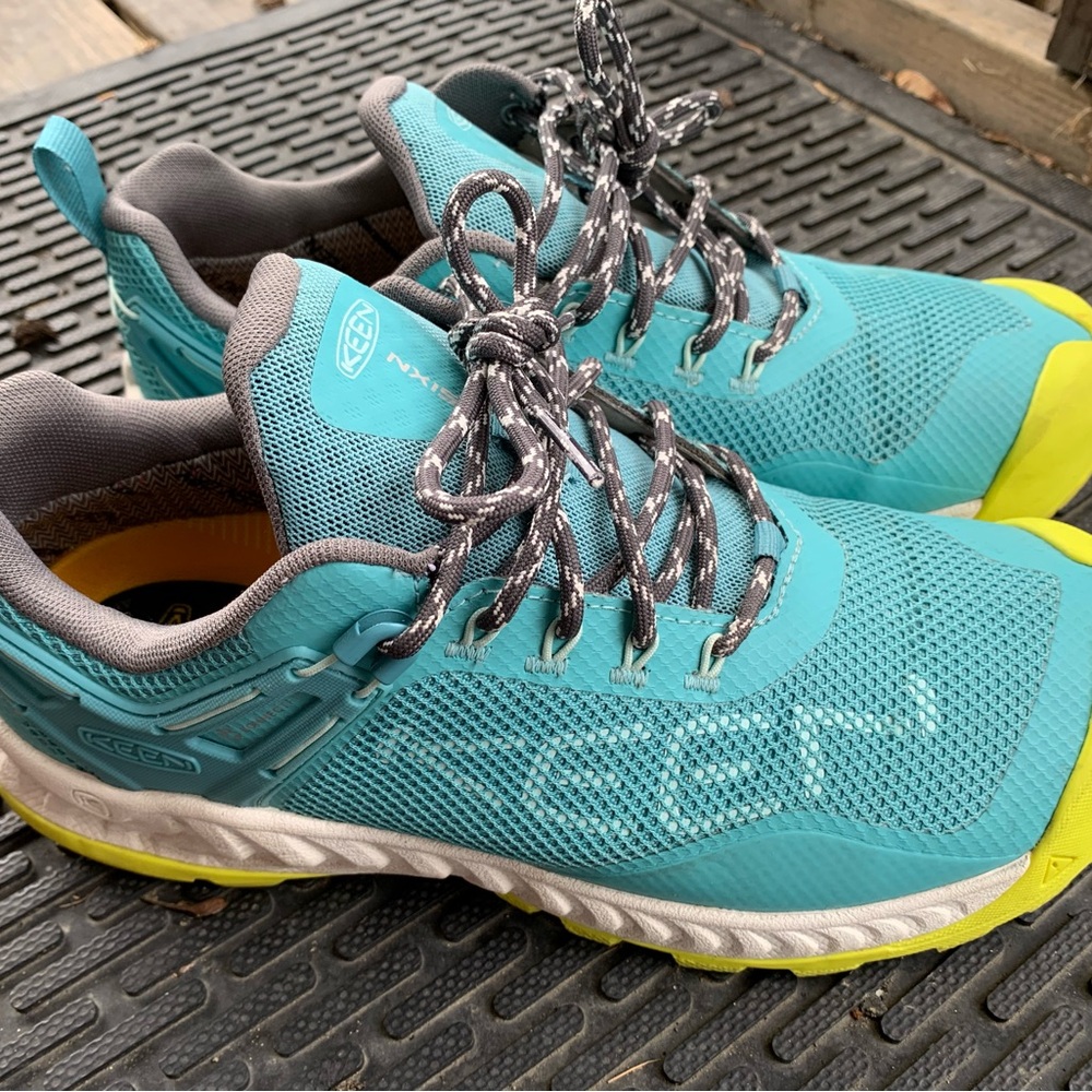 Woman’s Size 8.5 Keen Hiking walking shoes